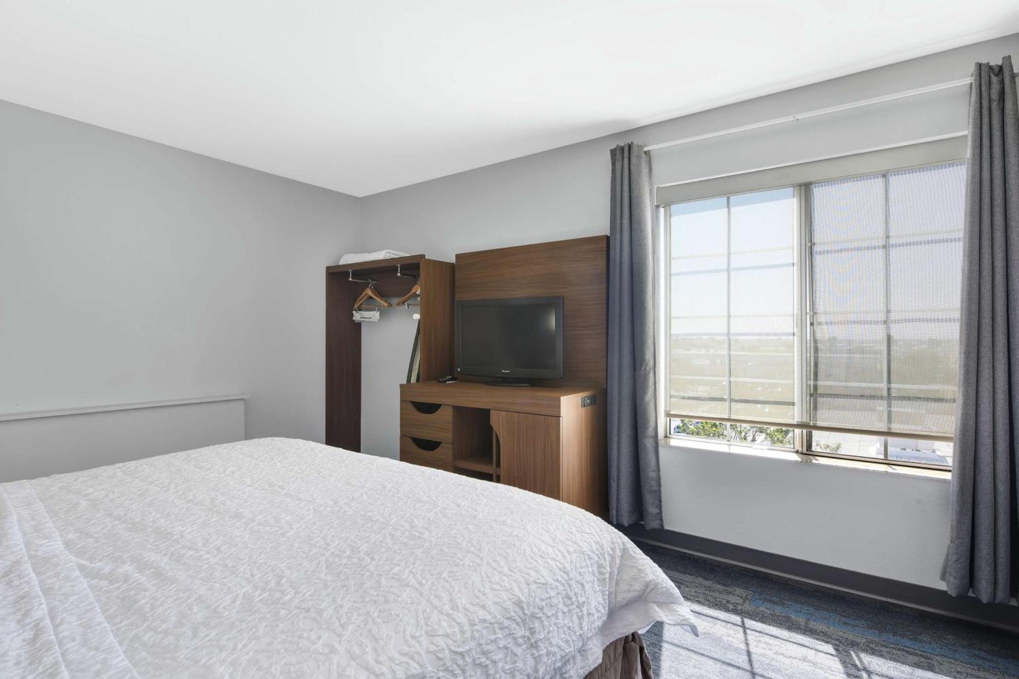 Hampton & Santa Ana/orange County Airport Hotel